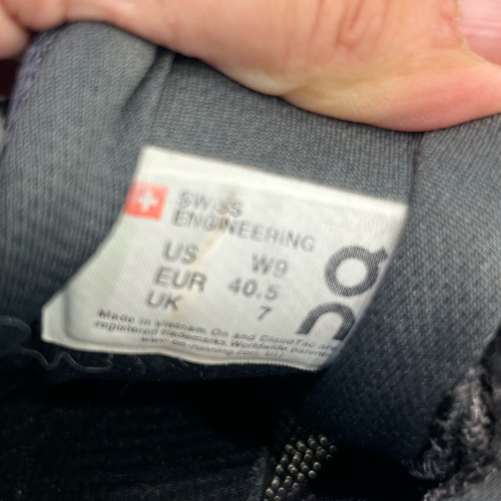 On Cloudstratus running shoes in black, Lace up, Women’s Sz 9 - Picture 10 of 11